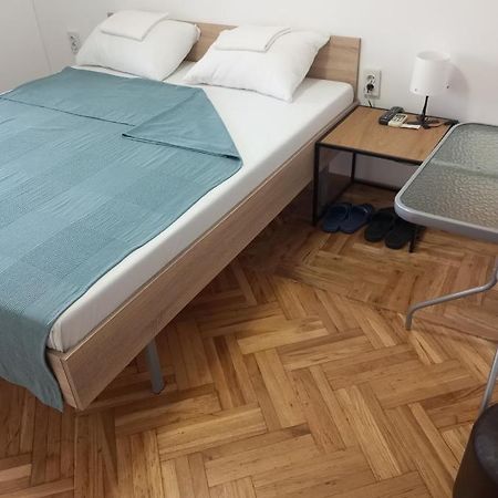 Airport Md Rooms Belgrado Buitenkant foto