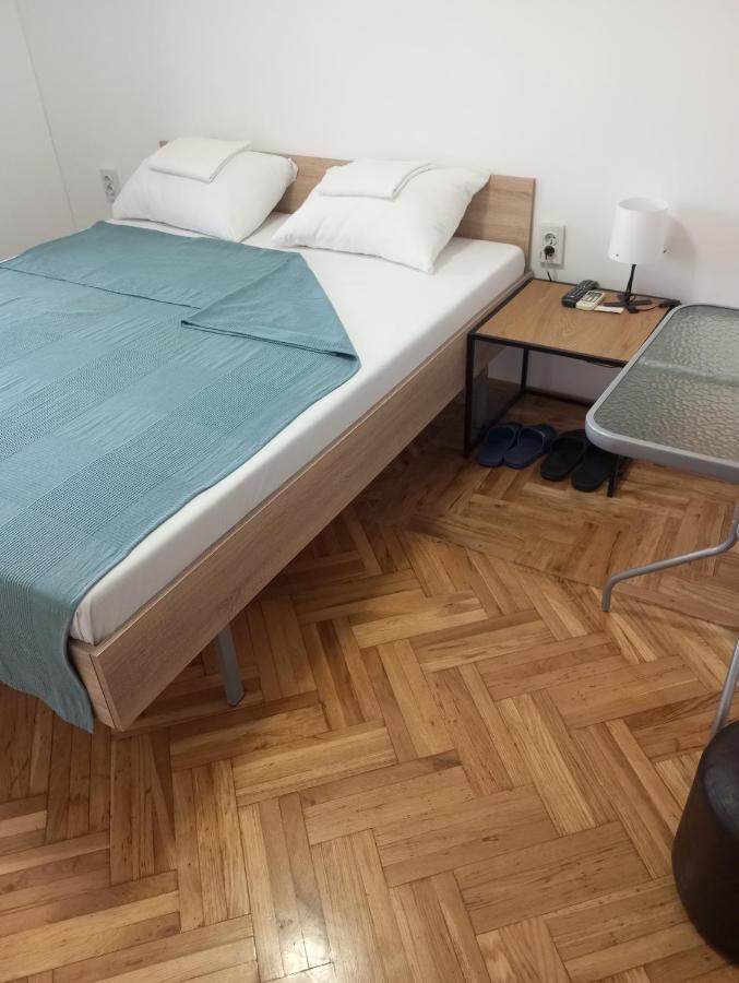 Airport Md Rooms Belgrado Buitenkant foto